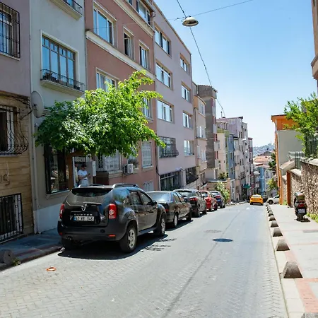 Cozy & Central 2br Designed Apt. In Beyoglu